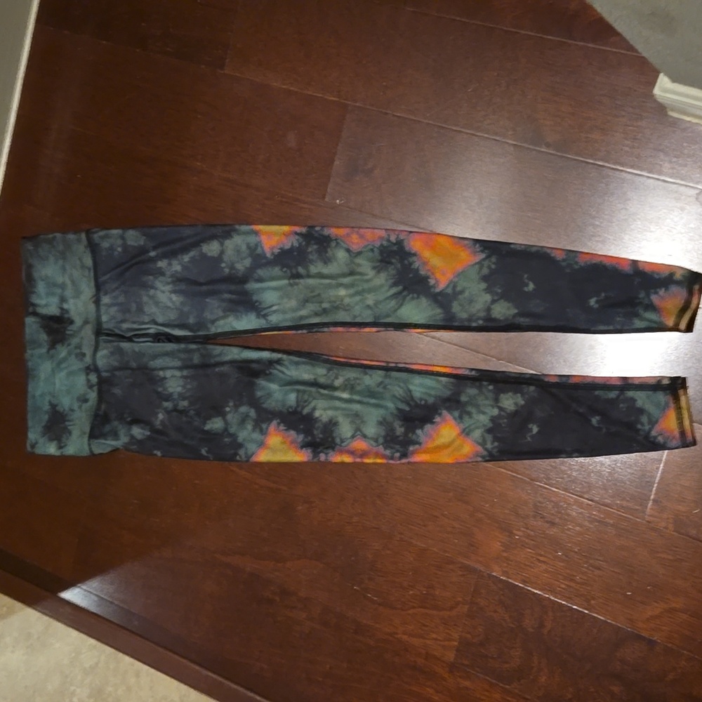 LIKE NEW Teeki XS Dreamcatcher feather full length leggings.